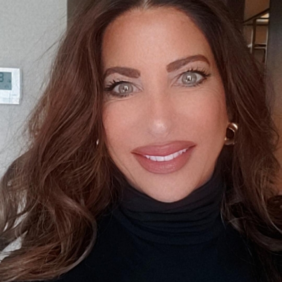 Meet your Posher, Lisa - Picture 2 of 3